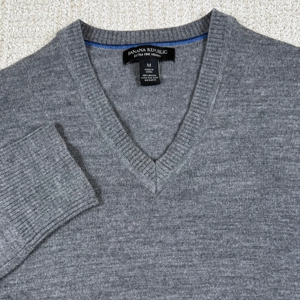 Banana Republic Mens Medium Gray Extra Fine Merino Wool V-Neck Sweater
